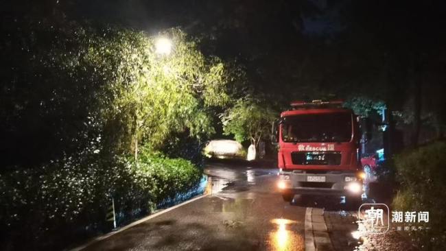 杭州九溪深夜救援实录 游客被困紧急救援