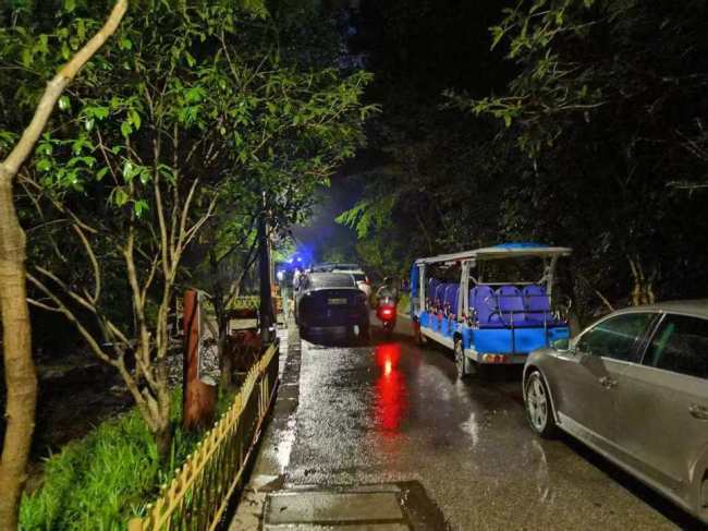 杭州九溪深夜救援实录 游客被困紧急救援